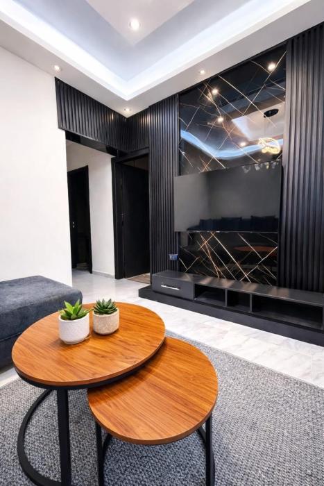 City Escape 3BR Modern Stay with Balcony