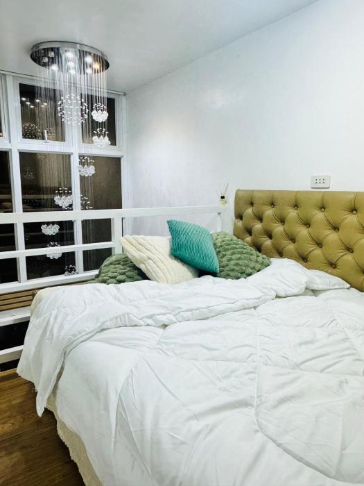Near Airport and Beach Modern Loft with Pond