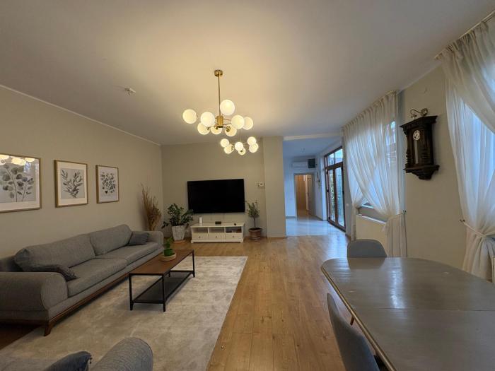 Entire house&yard Laminorului Metro, FREE Parking