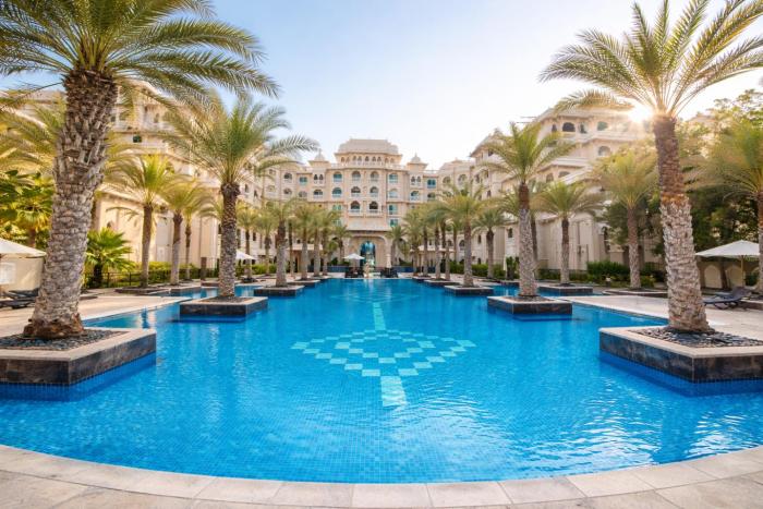 Fully-equppied studio with private beach and pool