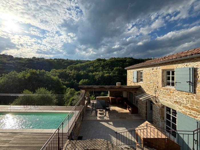 Renovated stone house, quiet, with view, pool