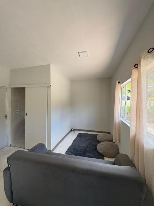 Casa nova em área rural ideal para quem procura tranquilidade fica na Estrada do Pesqueiro a aproximadamente 20 km do centro e do parque de eventos de Extrema mais ou menos a 30 minutos de carro por um acesso todo asfaltado