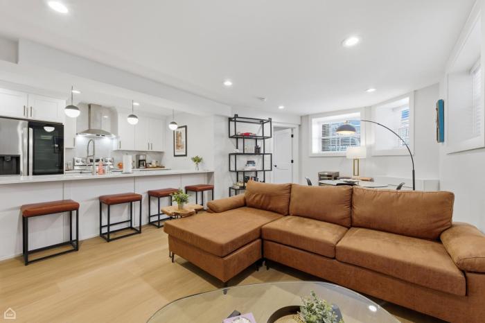 Newly Renovated 3BR 2BA in Heart of Andersonville condo