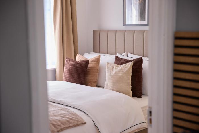 Modern 2 Bedroom House, Sleeps 4 , Garden & Parking, Easy Access to Central London