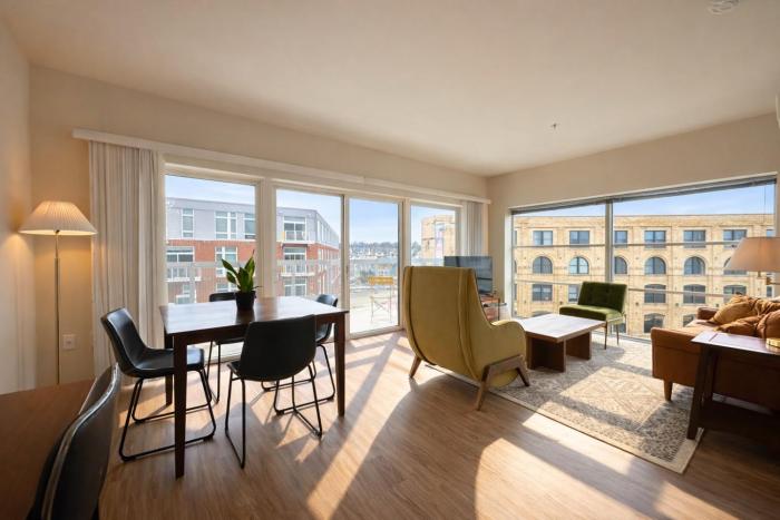 The Brady Corner Suite - Near Fiserv with Balcony