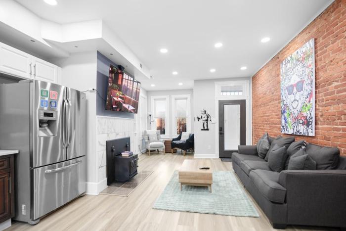 Impeccable Capitol Hill Apartment Free parking Pass