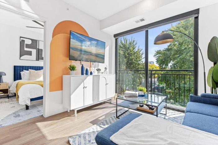 Luxury 1BD Gym Rooftop Street Parking by DT UMN