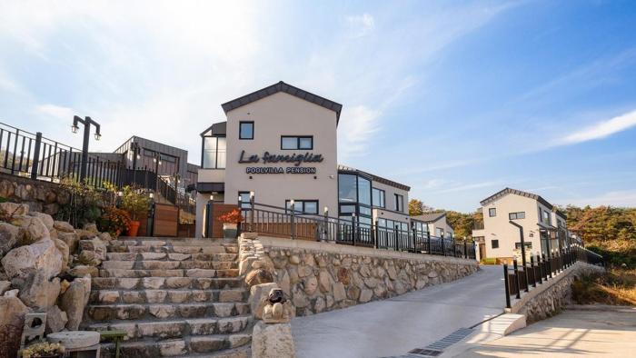 Gyeongju La Familia Pool Villa
