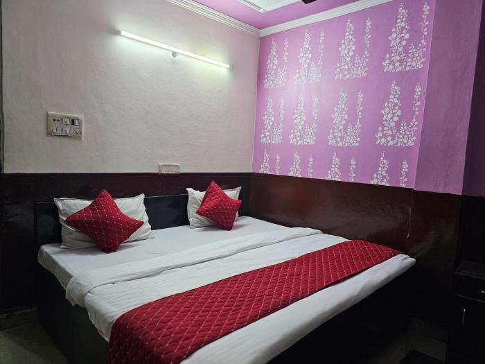 Hotel Deurali Deluxe --02 Minutes Walk Nizamuddin Railway Station