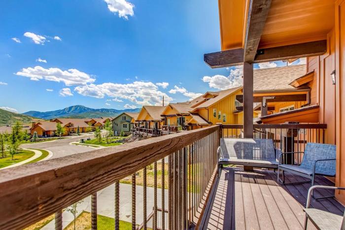 Stunning dog-friendly mountain condo with hot tub gas grill & AC