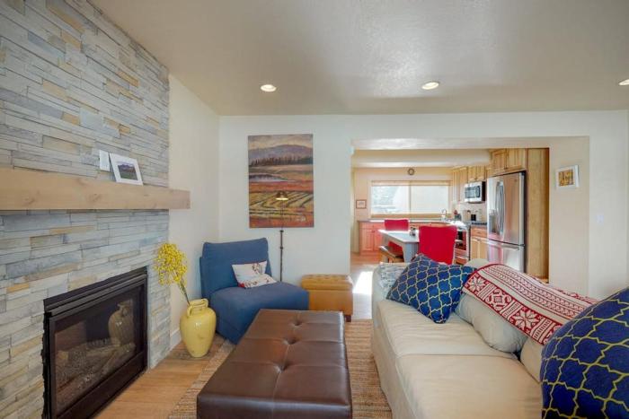 Lovely condo with fireplace WiFi washer & dryer - great location