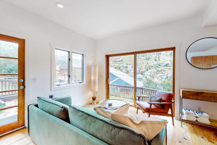 2-story home near Main St with private hot tub deck patio ski & mtn views