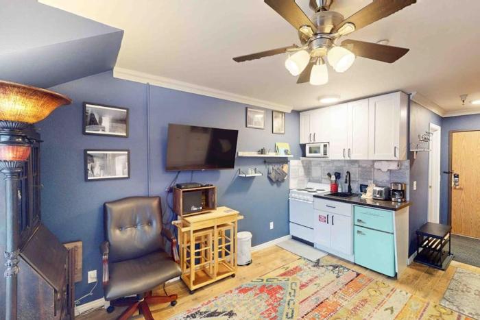 Top-floor mountain view condo with pool & hot tub - steps to shuttle