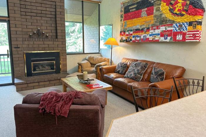 Two-story condo with mountain & golf views & fireplace - walk to the lifts