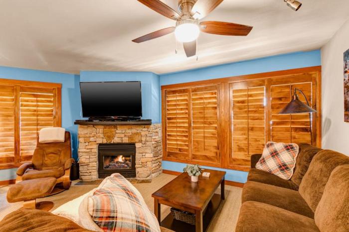 5th-floor condo with balcony W&D heated pool hot tub lockers game room gym