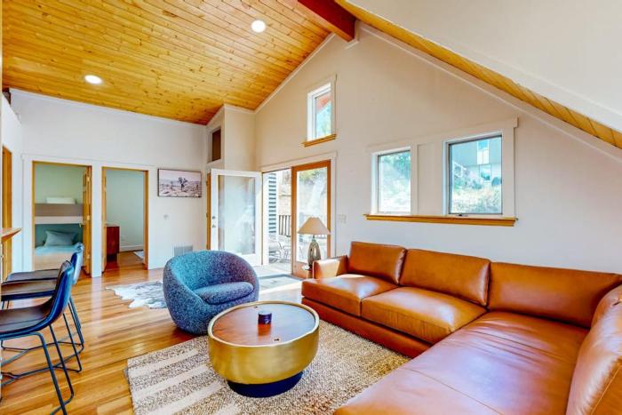 Upper-level home near Main St with private hot tub deck ski & mtn views