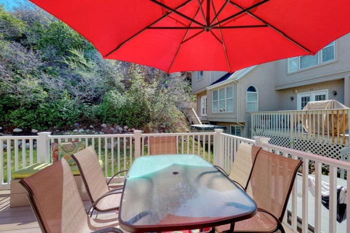 Recently updated townhome with a private hot tub deck & wet bar - bus to slopes