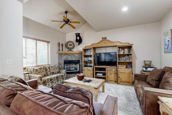 Spacious Townhouse with Private Hot Tub & Shared Pool -- Near Ski Resort