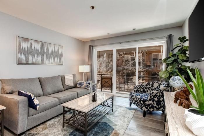 Main Street condo with AC balcony on-site dining hot tub & firepit