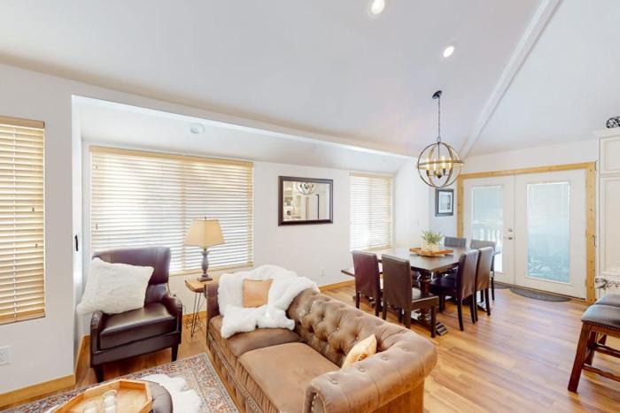Renovated townhouse in canyons with fireplace & mountain view - walk to lifts