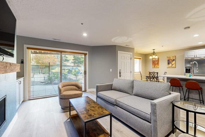 Old Town renovated first-floor condo with shared all-season pool walk to slopes