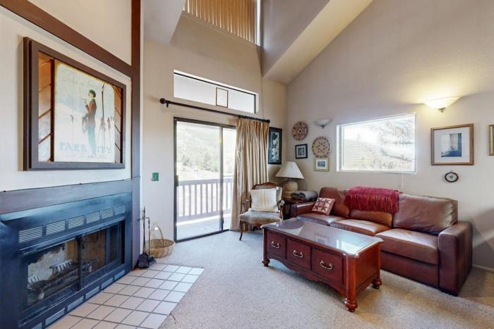 Spacious condo with loft - walk to ski lifts & restaurants