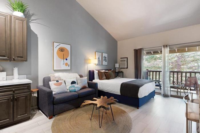 Lovely studio in the heart of town with Pool & Hot Tub on-site WiFi & deck
