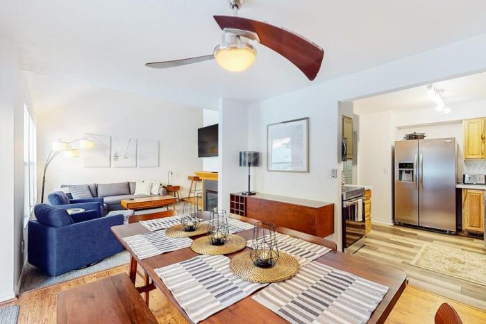 Stylish Ski Retreat with a Gas Fireplace Fast WiFi Private Hot Tub & Patio