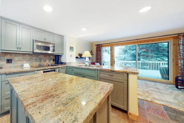 Three-story townhome with fireplace & decks - steps to shuttle & rec center