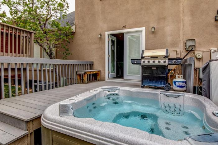 Newly remodeled home with arge private hot tub fireplace & nearby park