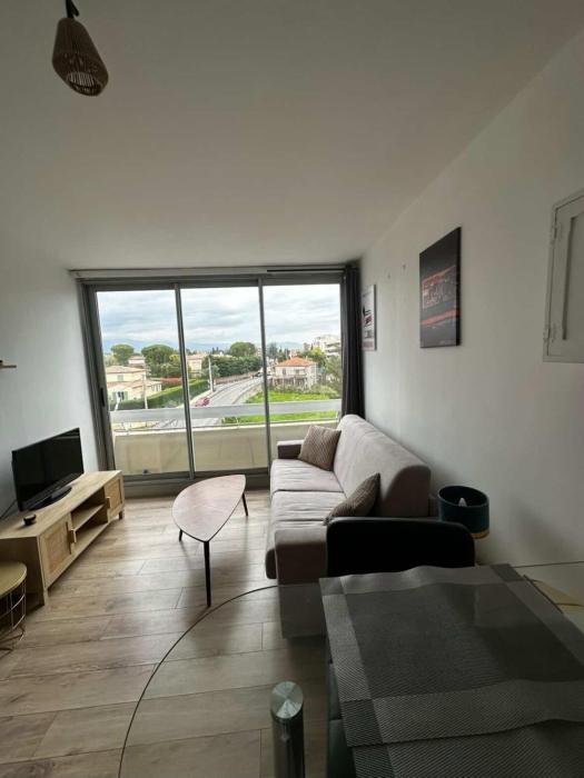 Studio lumineux avec parking et vue dégagée Antibes