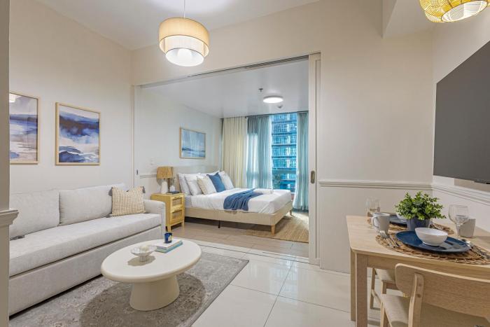 Uptown BGC 1BR Airy Coastal Suite Mall View