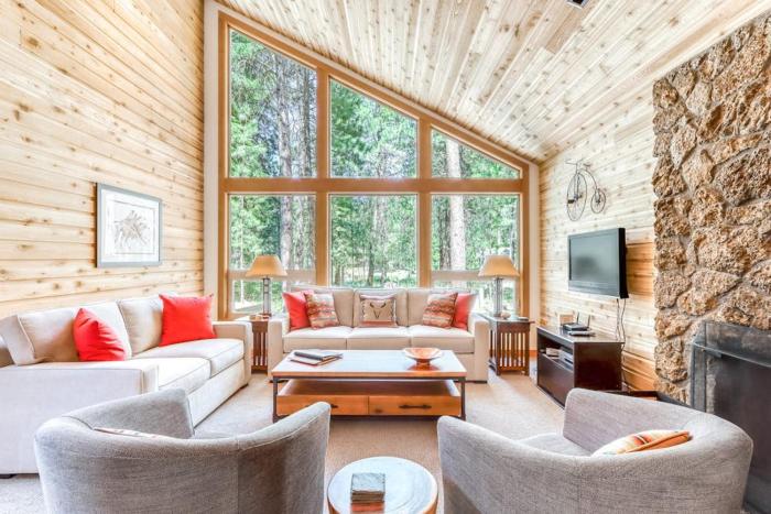 Perfect lakeside retreat near town with furnished deck & grill