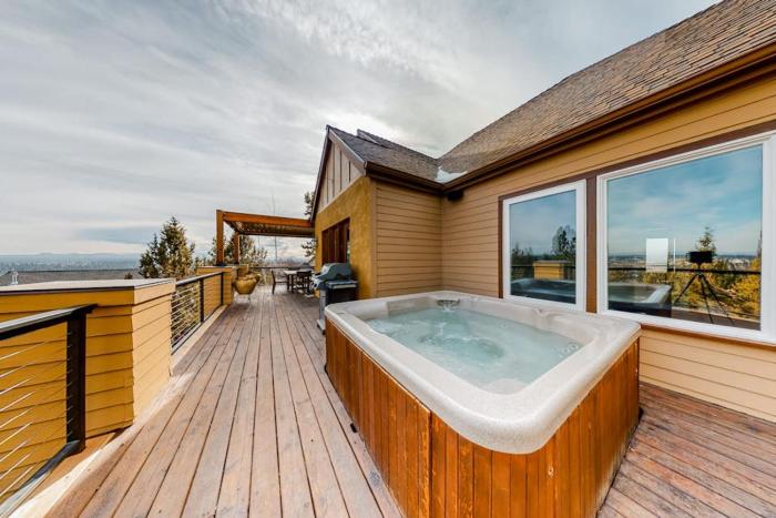 Stunning Bend Home on the Hill with Private Hot Tub City Views & Game Room