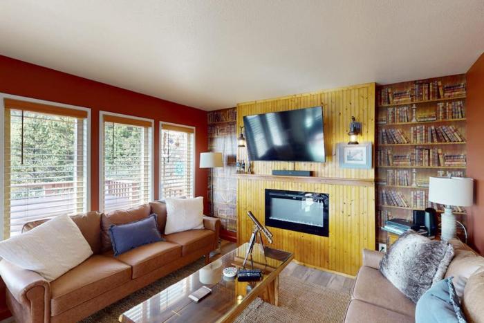 Coastal retreat with ocean views patio WiFi streaming