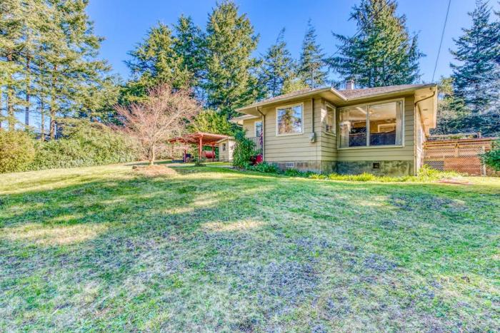 Delightful home near the beach with private deck firepit