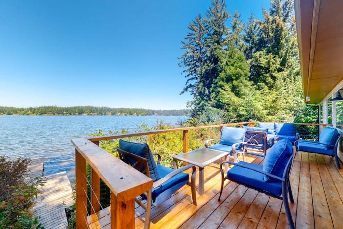 Lakefront dream with private hot tub dock kayaks pedal boat & amazing views