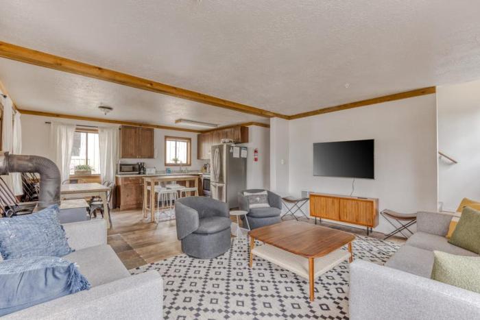 Recently updated in 2024-Large dog-friendly home with covered deck