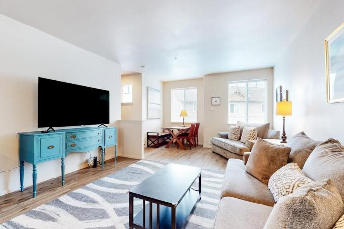 Dog-friendly condo with river views private W&D full kitchen & great location