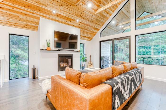Sleek Modern Home in Town with Forest Views Fire Table WiFi - Walk to Skiing