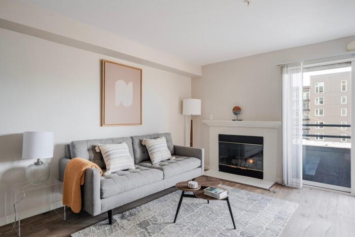 Blueground South Lake balcony nr Lake SEA-993