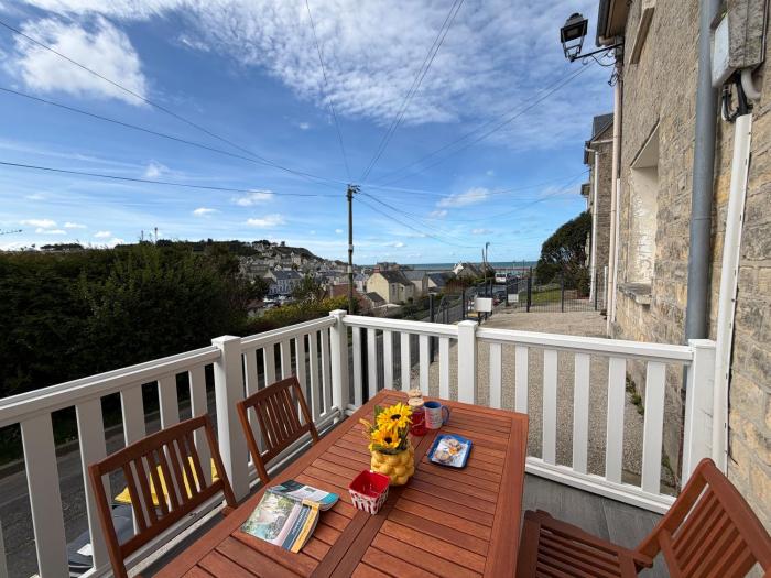 Port Bleu charmante maison vue port et mer, belle terrasse, à 5 mn à pied du centre de Port en Bessin, proche de Bayeux et Omaha Beach