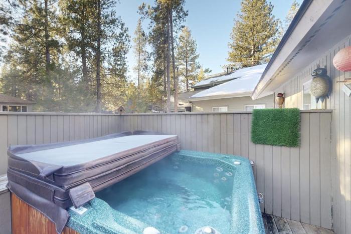Serene home with deck private hot tub shared pool - plus 8 SHARC passes