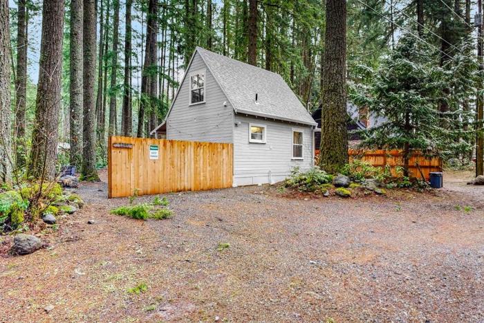Cozy Mt Hood cabin with private hot tub & large yard- dog-friendly