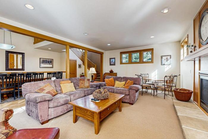 Luxurious home near the SHARC & Village with private hot tub resort amenities