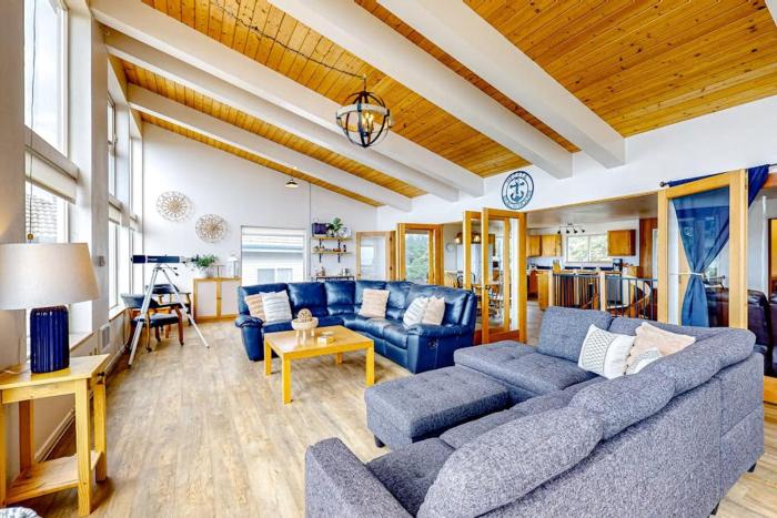 Dog-friendly home with amazing ocean & sunset views - walk to Ocean Way Beach