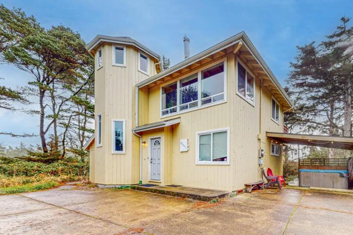 Elegant home with stunning ocean views & dog friendly