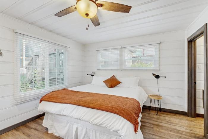 Renovated Studio with Full Kitchen & hot tub access-Walk to Lakeside Beach