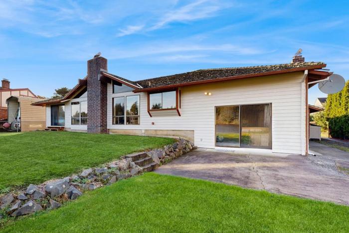 Spacious dog-friendly home on the lake with yard full kitchen washer & dryer