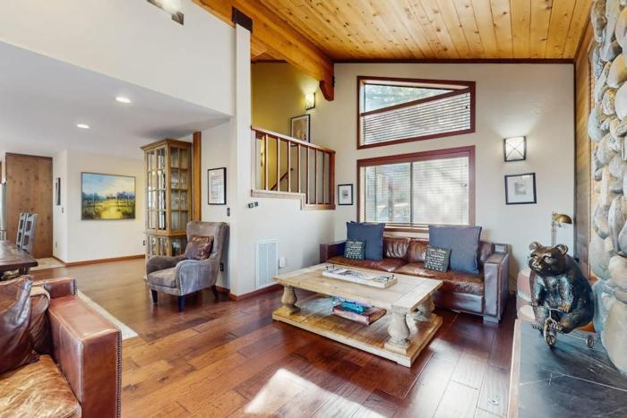 Remodeled house with private hot tub pool access tennis & Ping-Pong